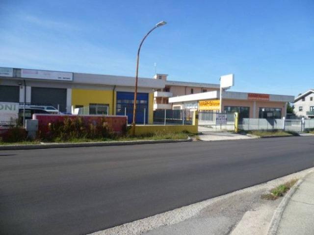 Locale Commerciale in vendita a Villa Andreoli, Lanciano
