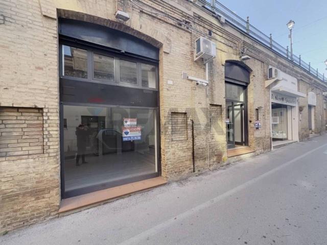 Locale Commerciale in vendita a Quartiere Trento e Trieste, Lanciano