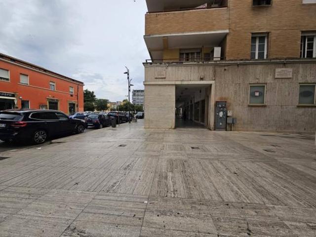 Locale Commerciale in vendita a Latina, Lazio