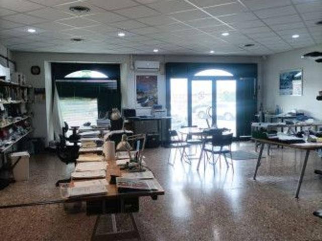 Locale Commerciale in vendita a Lavagna, Liguria