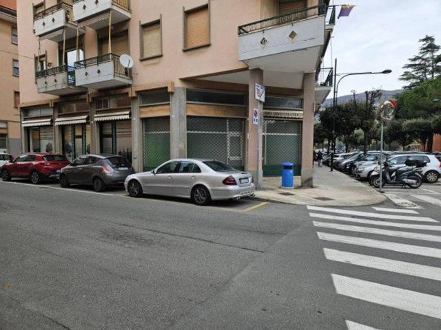Locale Commerciale in vendita a Lavagna, Liguria