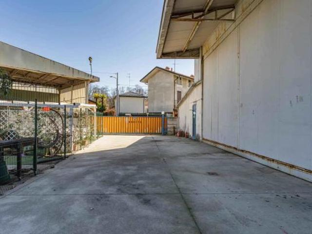 Locale Commerciale in vendita a Lazzate, Lombardia