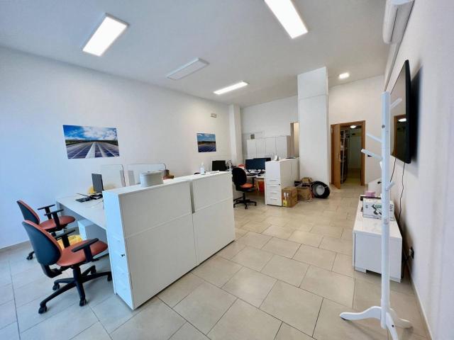 Locale Commerciale in vendita a Puglia, Lecce