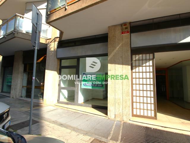 Locale Commerciale in vendita a Puglia, Lecce