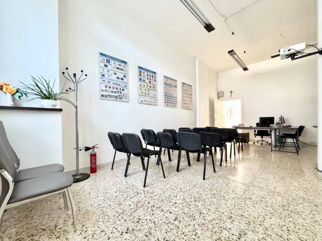 Locale Commerciale in vendita a Puglia, Lecce