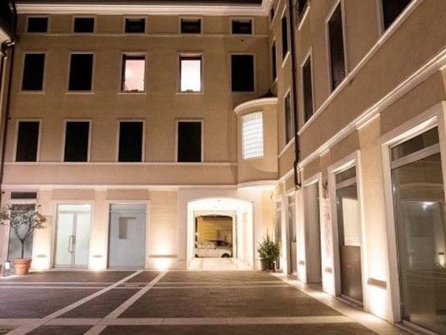 Locale Commerciale in vendita a Legnago, Veneto