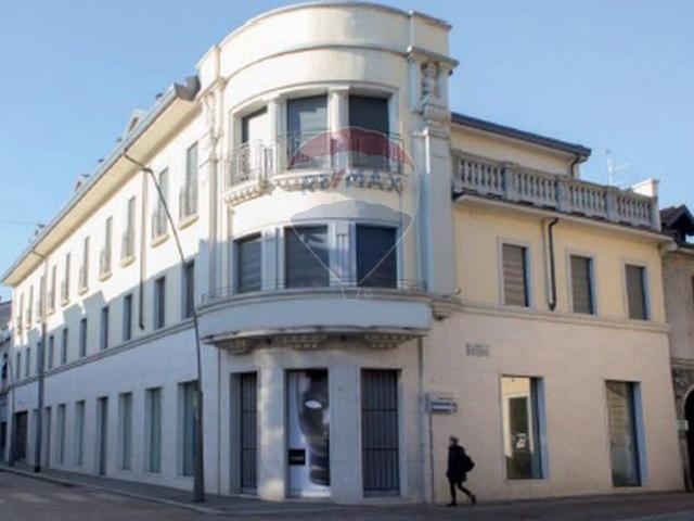 Locale Commerciale in vendita a Oltresempione, Legnano