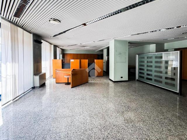 Locale Commerciale in vendita a Leno, Lombardia