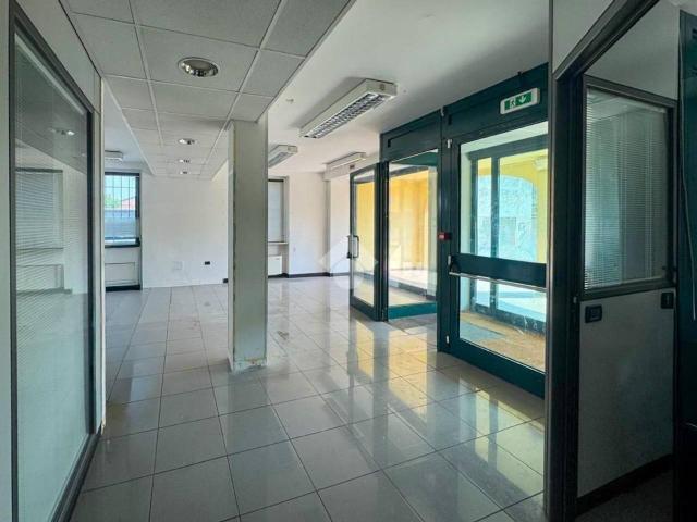 Locale Commerciale in vendita a Leno, Lombardia