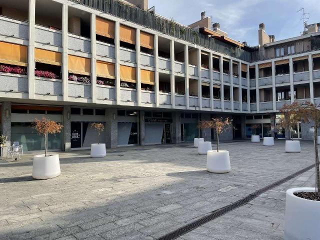 Locale Commerciale in vendita a Villaggio del Sole, Limbiate