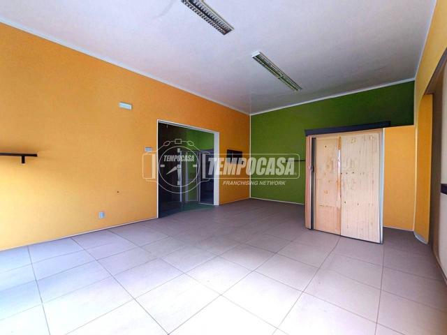 Locale Commerciale in vendita a Puglia, Lecce