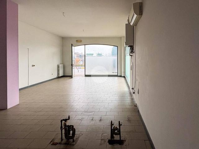Locale Commerciale in vendita a Unione dei Comuni Bassa Bresciana Occidentale, Longhena