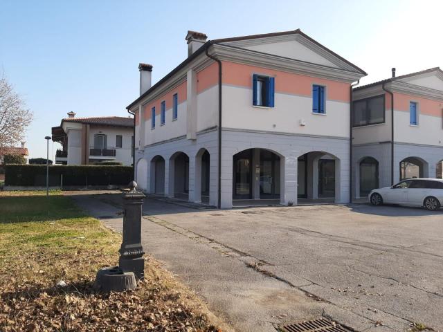 Locale Commerciale in vendita a Fonte, Loria