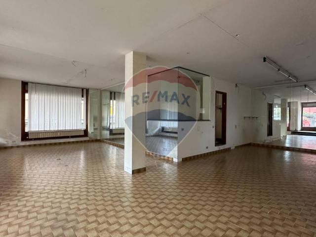 Locale Commerciale in vendita a Comunità Montana Valli del Verbano, Luino