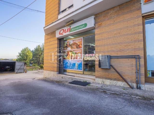 Locale Commerciale in vendita a Marche, Macerata