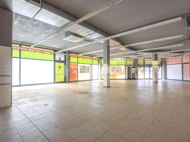 Locale Commerciale in vendita a Marche, Macerata