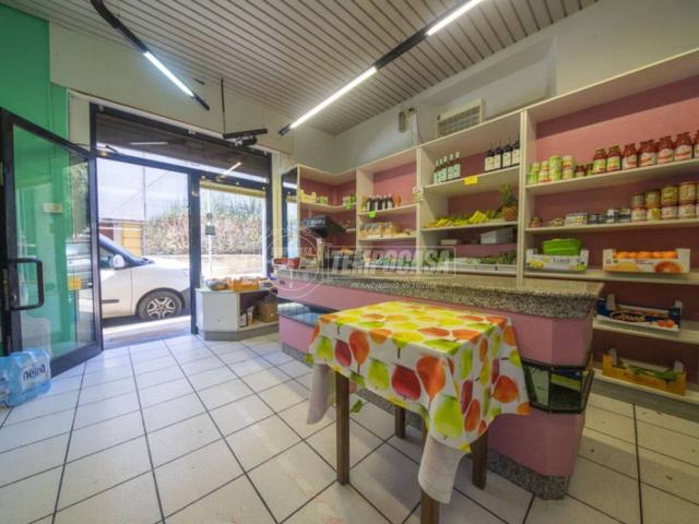 Locale Commerciale in vendita a Fonte Scodella, Marche