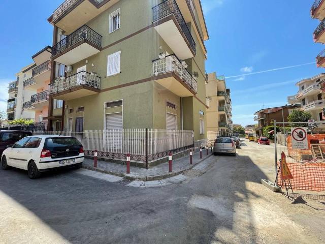 Locale Commerciale in vendita a Maddaloni, Campania