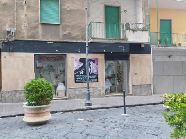 Locale Commerciale in vendita a Maddaloni, Campania