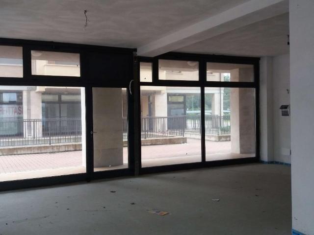 Locale Commerciale in vendita a Magione, Umbria