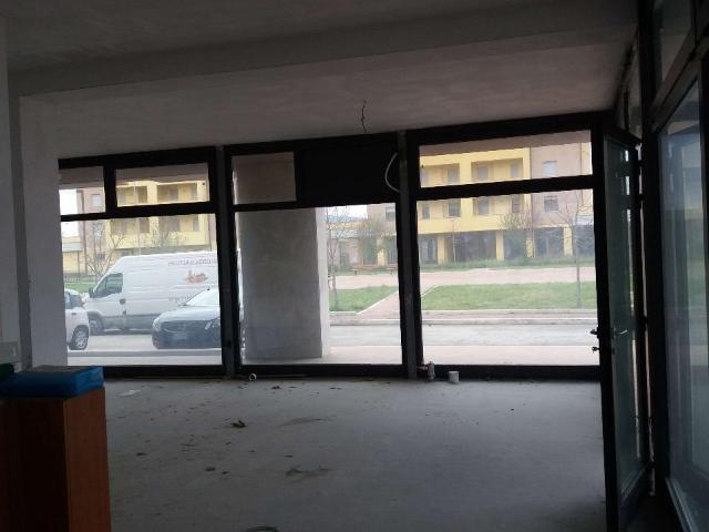 Locale Commerciale in vendita a Magione, Umbria