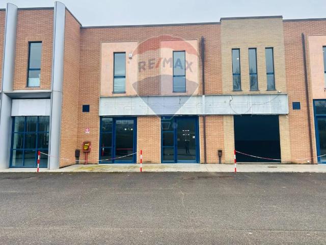 Locale Commerciale in vendita a Magione, Umbria