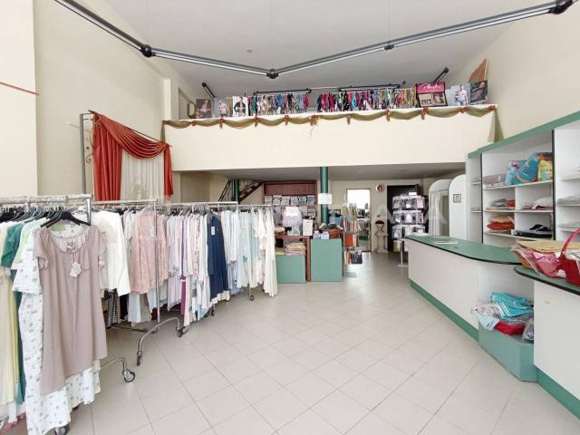Locale Commerciale in vendita a Puglia, Lecce