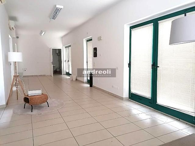 Locale Commerciale in vendita a Marche, Ancona