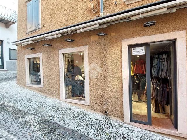 Locale Commerciale in vendita a Malcesine, Veneto