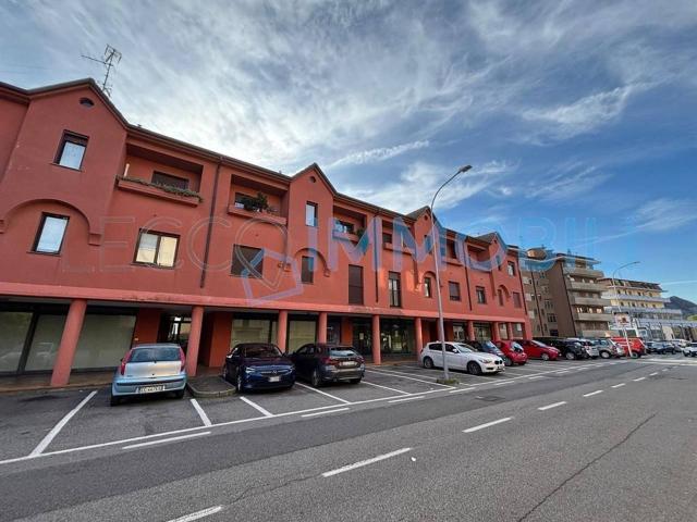Locale Commerciale in vendita a Malgrate, Lombardia