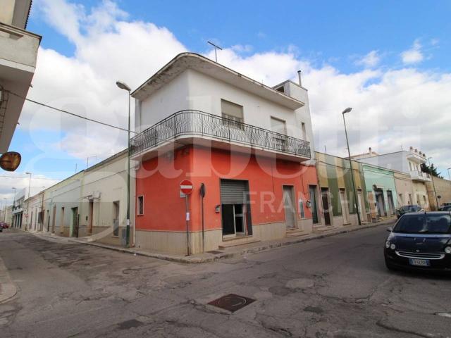 Locale Commerciale in vendita a Puglia, Taranto