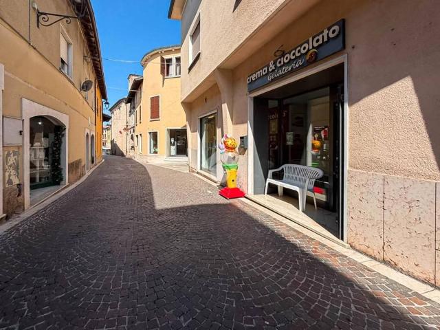 Locale Commerciale in vendita a Gardoncino, Manerba Del Garda