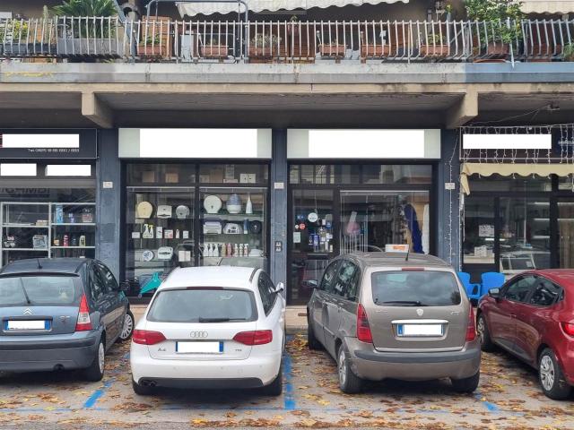 Locale Commerciale in vendita a Atripalda, Campania
