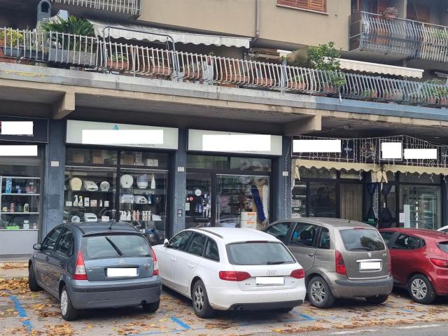 Locale Commerciale in vendita a Atripalda, Campania