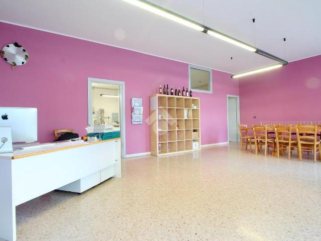 Locale Commerciale in vendita a Manzano, Friuli-Venezia Giulia