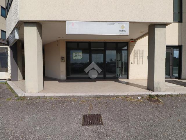 Locale Commerciale in vendita a Marmirolo, Lombardia