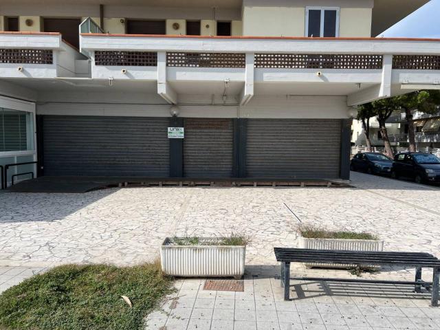 Locale Commerciale in vendita a Unione dei Comuni della Val Vibrata, Martinsicuro