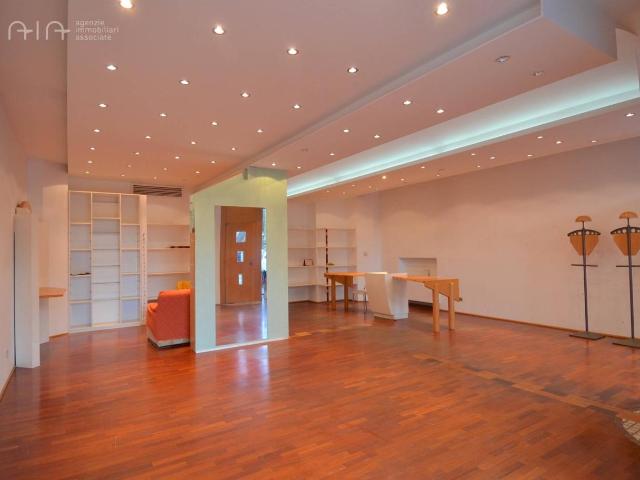 Locale Commerciale in vendita a Unione dei Comuni della Val Vibrata, Martinsicuro