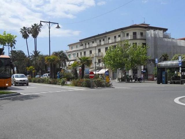 Locale Commerciale in vendita a Marina di Massa, Marina Di Massa