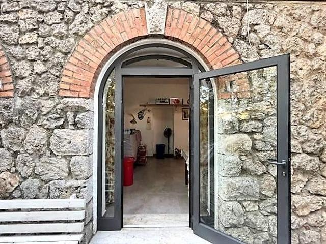 Locale Commerciale in vendita a Rinchiostra, Marina Di Massa
