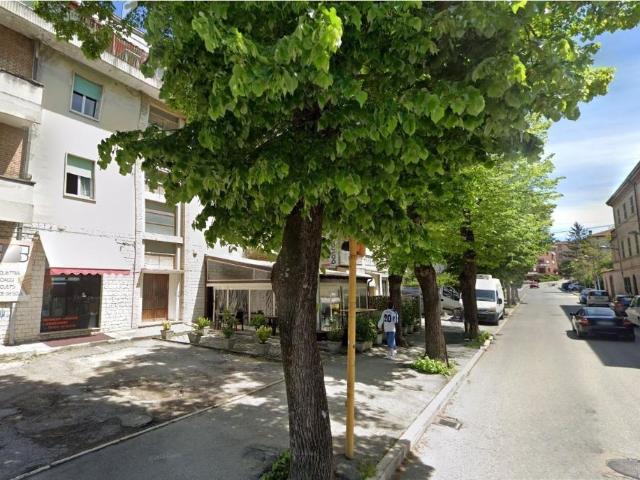 Locale Commerciale in vendita a Marche, Macerata