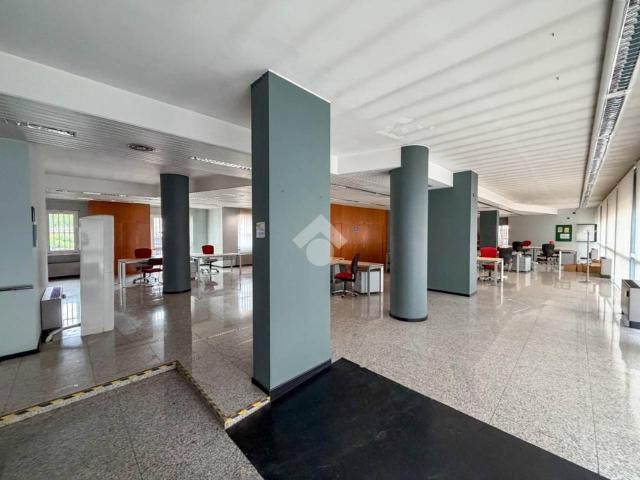 Locale Commerciale in vendita a Novate Brianza, Merate