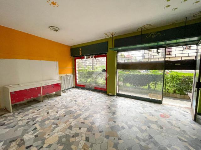 Locale Commerciale in vendita a Novate Brianza, Merate