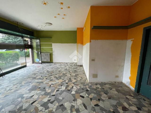 Locale Commerciale in vendita a Novate Brianza, Merate