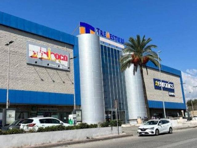 Locale Commerciale in vendita a I Circoscrizione, Messina