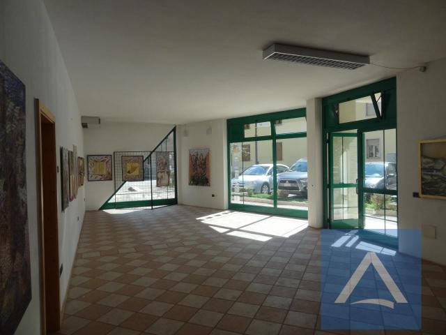 Locale Commerciale in vendita a Comunità Rotaliana-Königsberg, Mezzocorona