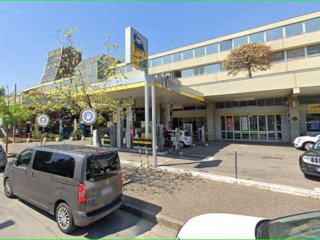 Locale Commerciale in vendita a San Faustino-Madonnina-Quattroville, Modena