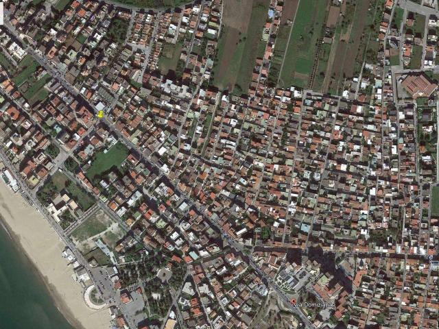 Locale Commerciale in vendita a Mondragone, Campania
