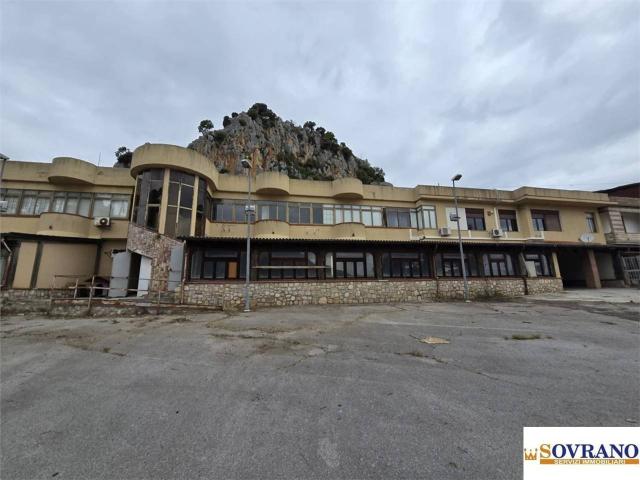 Locale Commerciale in vendita a Monreale, Sicilia