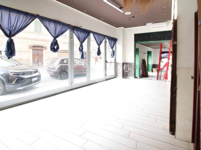 Locale Commerciale in vendita a San Lorenzo, Marche